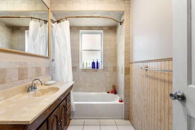 Building Photo - 15 Carney St