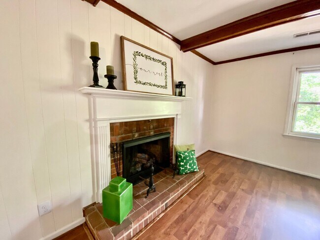 Building Photo - Charming Ranch-Style Home With Garage Avai...