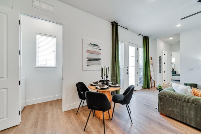 Primary Photo - 1601 Mustang Dr