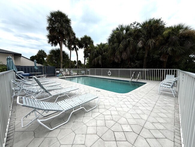 Building Photo - Beautifully Updated 2-Bedroom Condo in Prime Gulf Gate Location