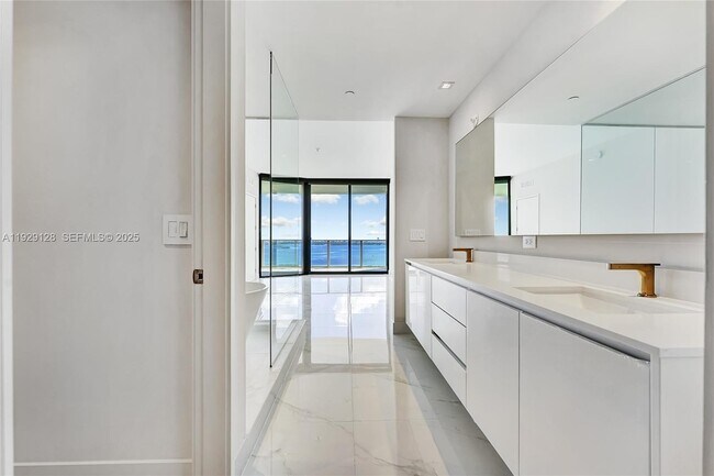 Building Photo - 700 NE 24th St