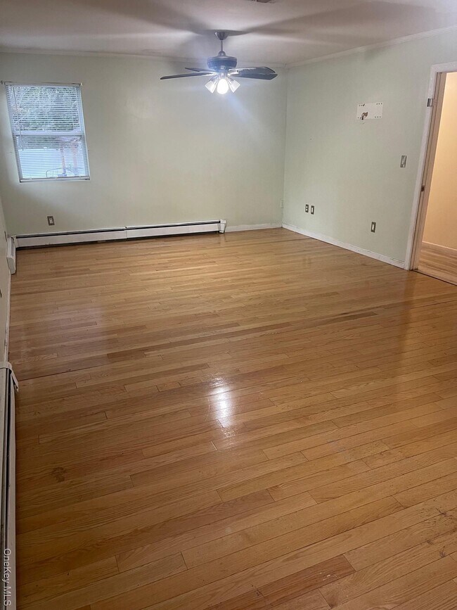 Building Photo - 185 E Parkview Dr