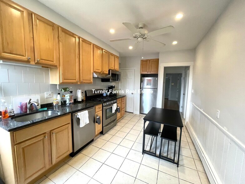 Building Photo - 27 Lambert St