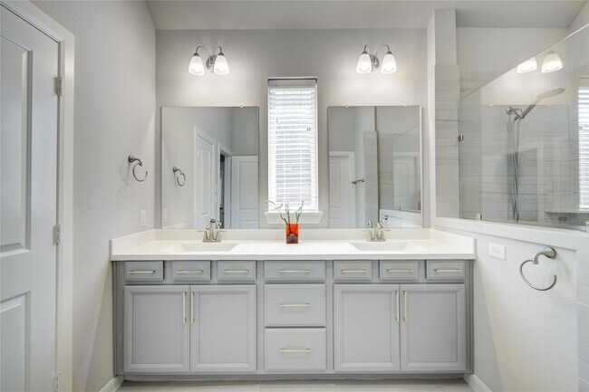 Building Photo - 2815 Torrey Pines Dr