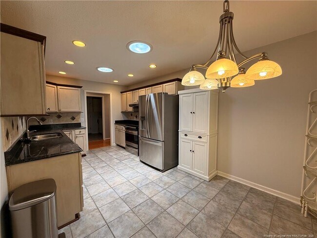 Building Photo - 995 Greenbriar Dr