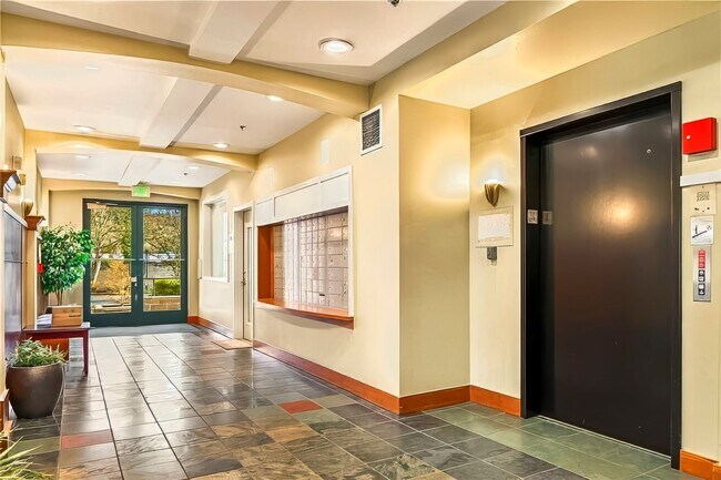 Building Photo - Penthouse condo in the ideal location in t...