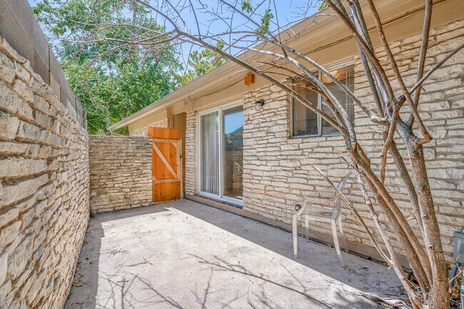 Building Photo - "Charming 2-Bed Duplex in Austin's Vibrant...