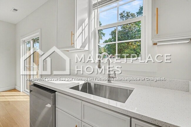 Building Photo - 6 Taverly Dr