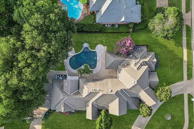 Building Photo - 7204 Pebble Hill Dr