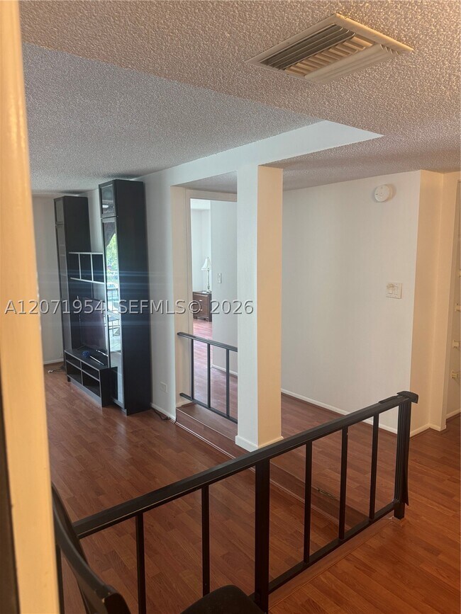 Building Photo - 3740 Inverrary Dr