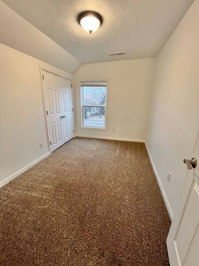 Building Photo - 815 W 11th St