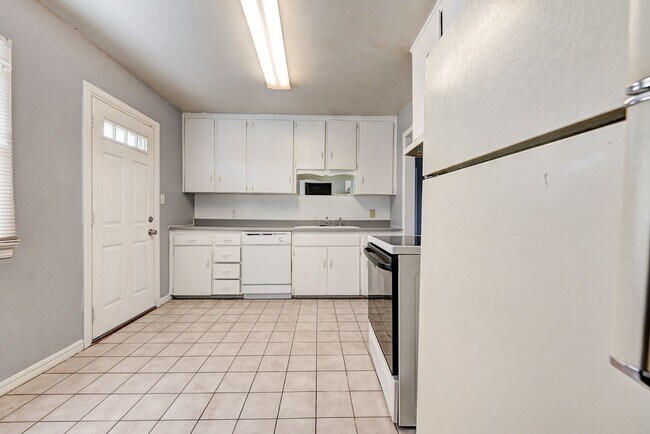 Building Photo - 2144 Pearson Dr