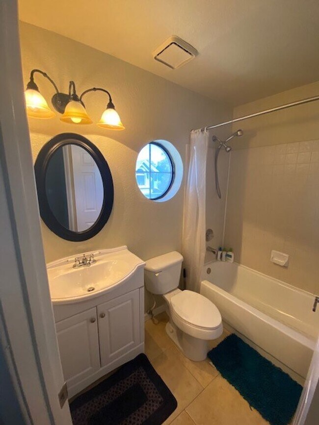 Building Photo - Stylish 2-Bed Townhome with Loft & Dual Pr...