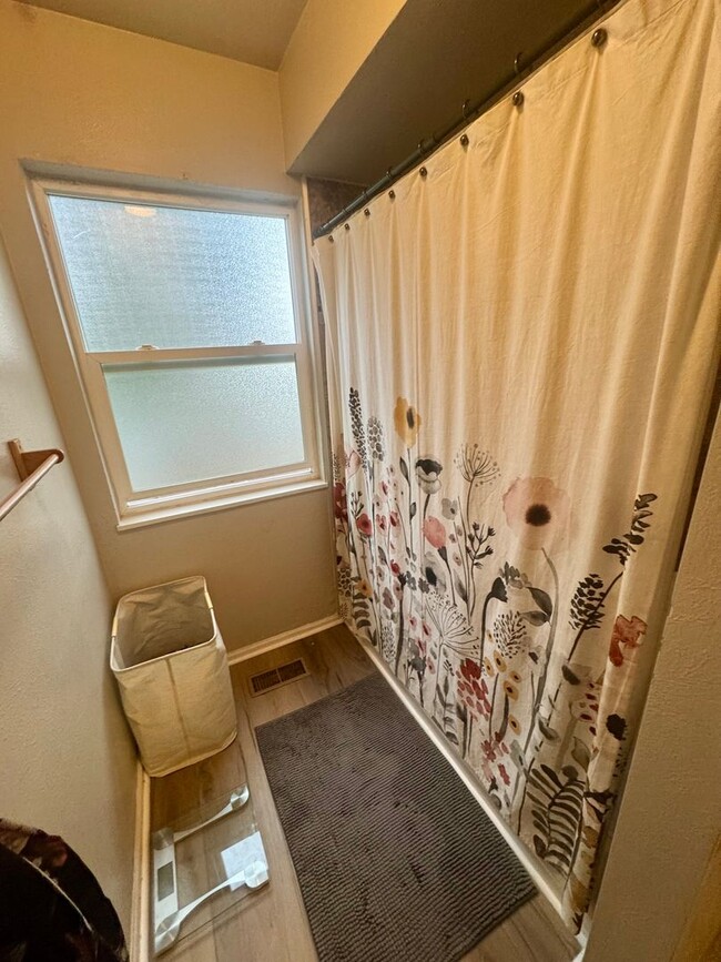 Building Photo - 3 bedroom/2 bath Centrally Located home in...