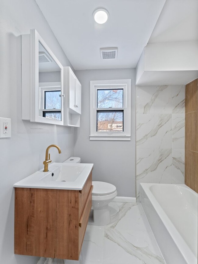 Building Photo - Charming Woodbury Home with Enclosed Backyard & Deck