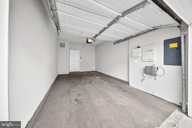 Building Photo - 15825 John Diskin Cir