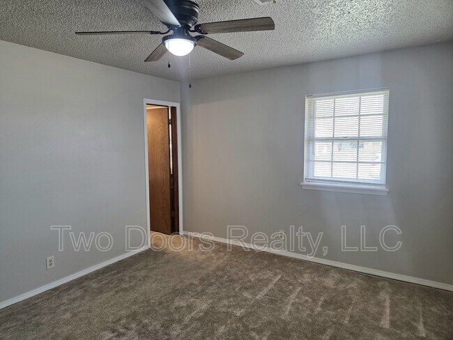 Building Photo - 904 E Hills Dr