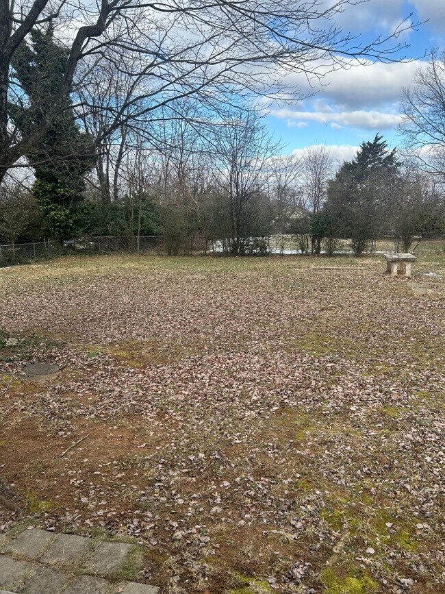 Building Photo - 2205 Mayflower Dr
