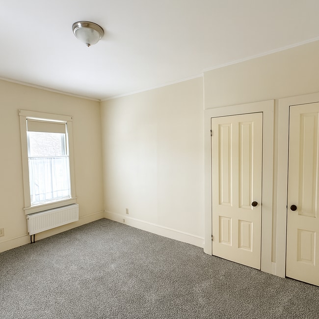 Building Photo - 14 Maple St