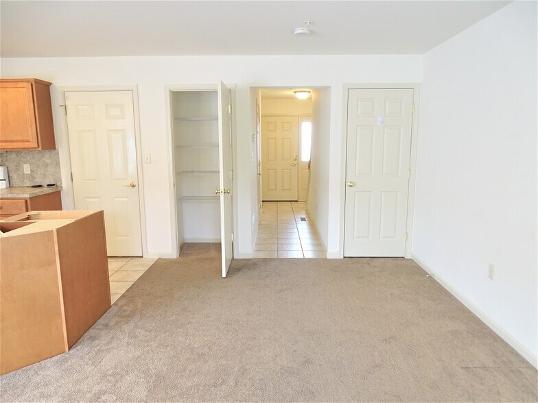 Building Photo - 712 Lincoln Gardens Rd