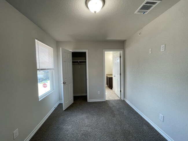 Building Photo - Townhome for rent