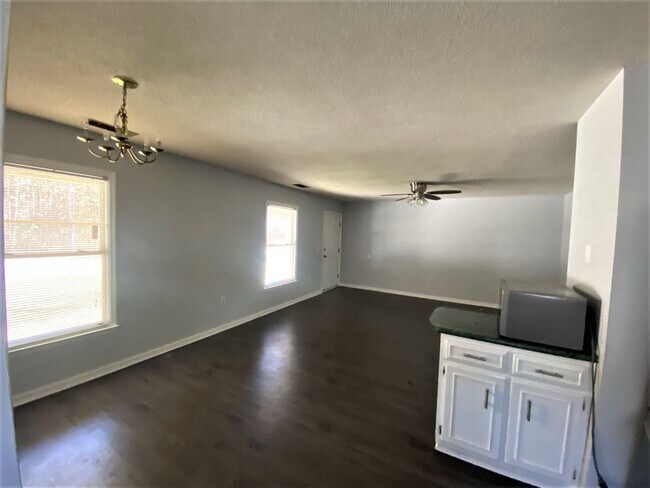 Building Photo - 205 Courtney Way