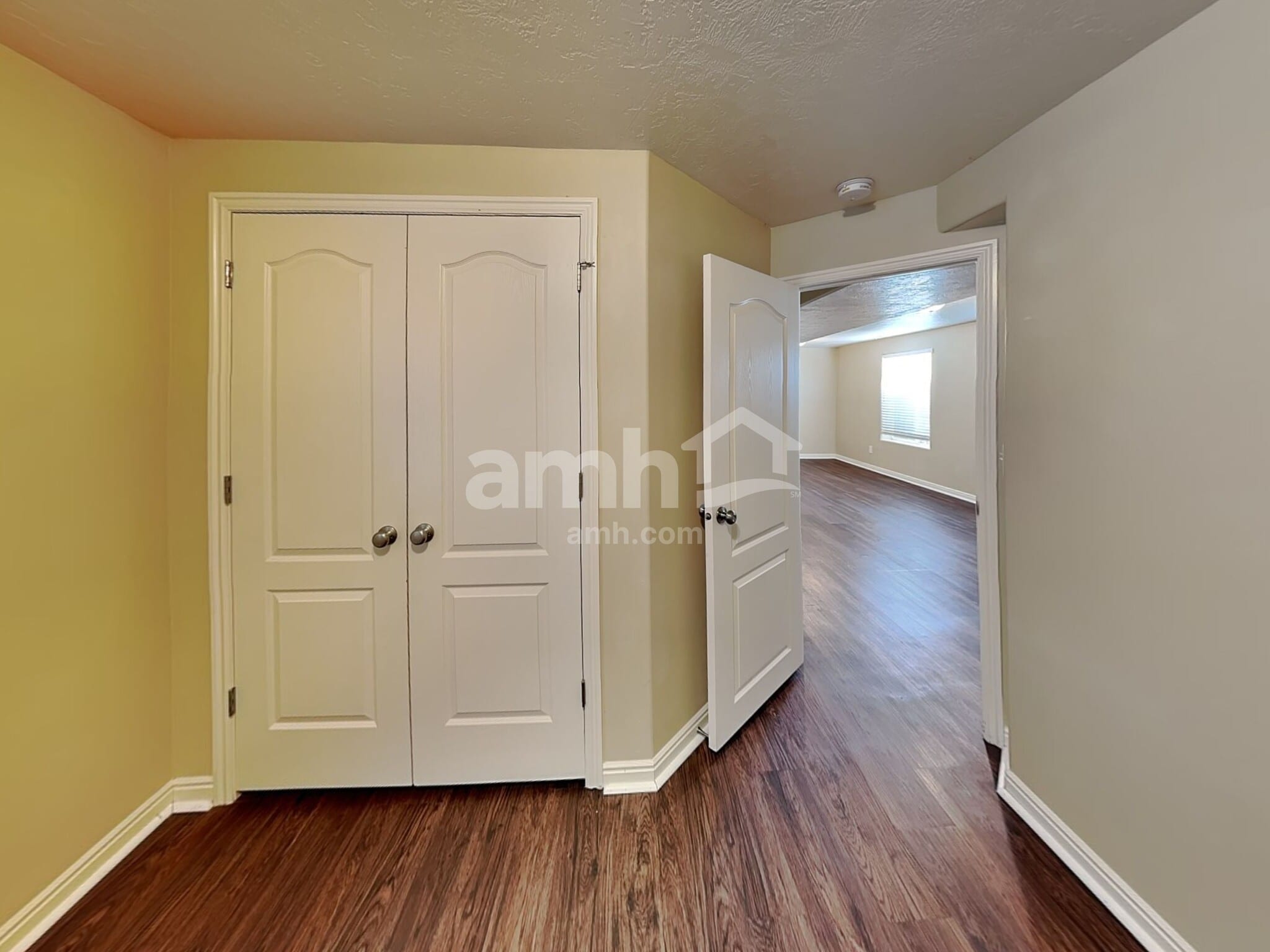 Building Photo - 858 N Wooden Ln