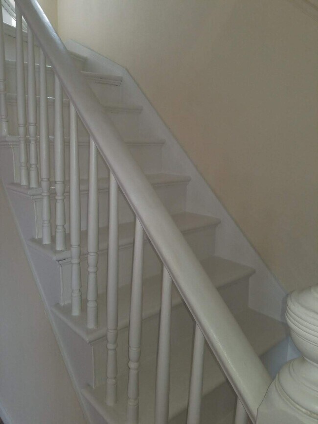 Building Photo - 196 Frank St