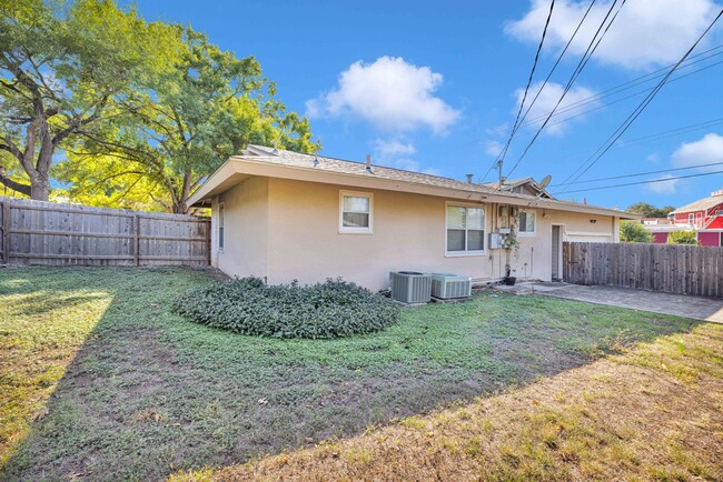 Building Photo - Oakhurst Duplex