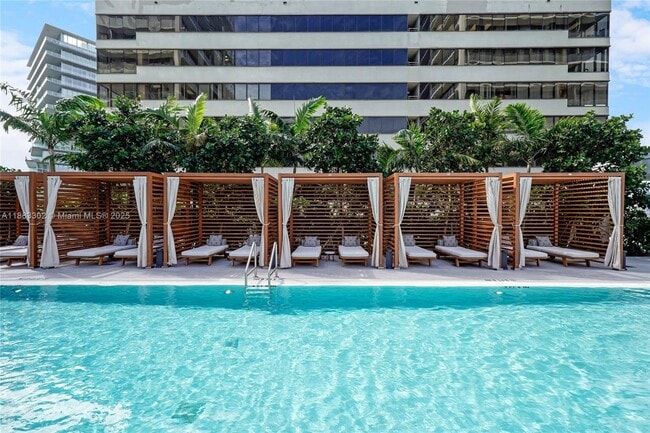 Building Photo - 2655 S Bayshore Dr