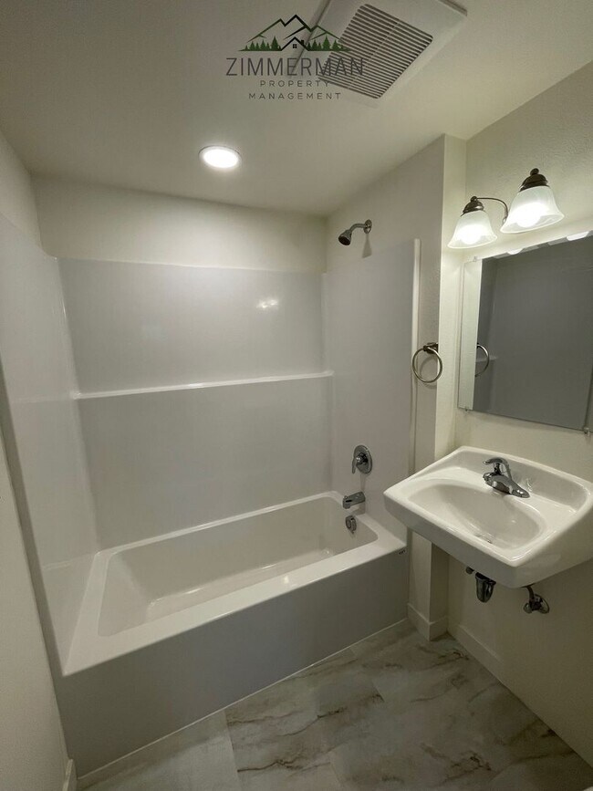 Building Photo - Newly remodeled house in a quiet neighborhood in Springfield