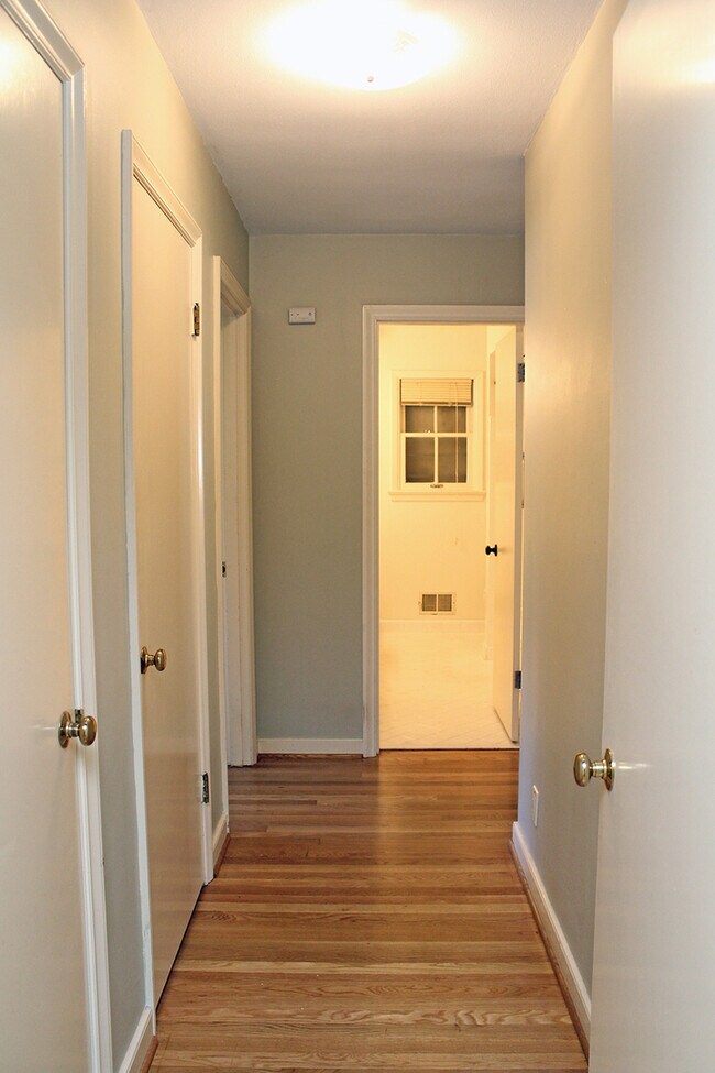 Building Photo - 8025-8027 SW Northvale Wy