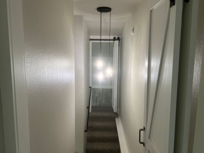 Building Photo - 3 Bed 2 Bath Apartment