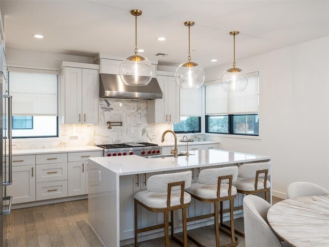 Building Photo - 800 Emilia Ct