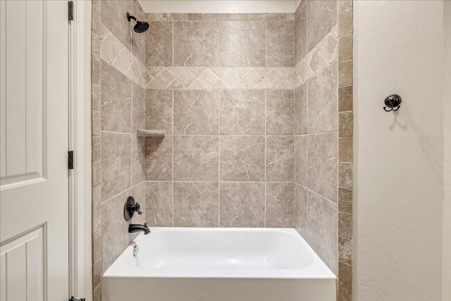 Building Photo - Gorgeous Executive Home - Open Plan - Stor...
