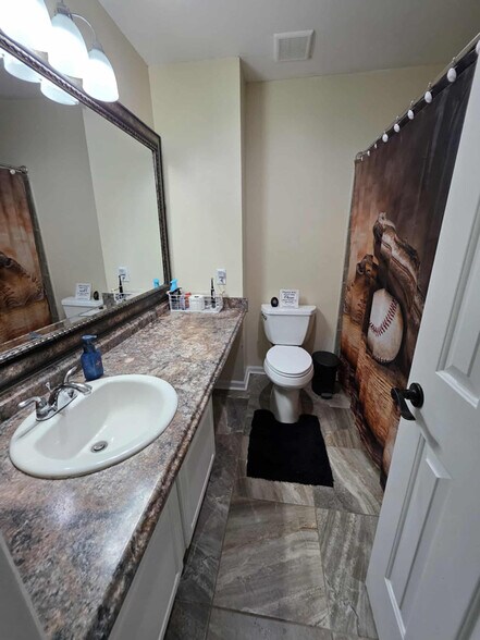 Building Photo - 1211 Fern Hollow Dr