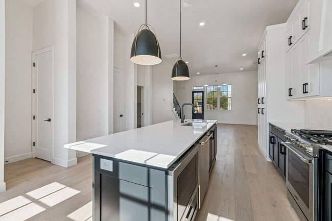 Building Photo - Townhome 2 bed 2.5 Bath "The White Workroom" in The Heart of Selah