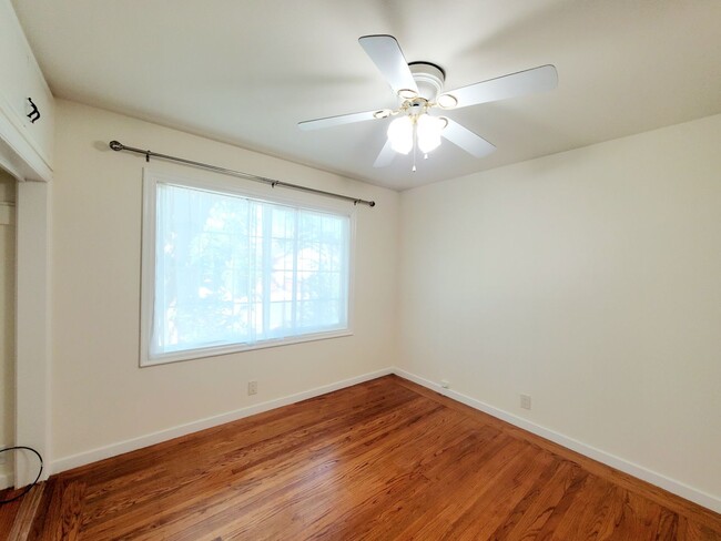 Building Photo - 1 bedroom apartment part of duplex in cent...