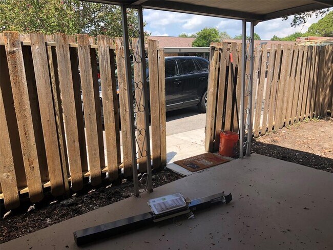 Building Photo - 1005 Ramada Dr