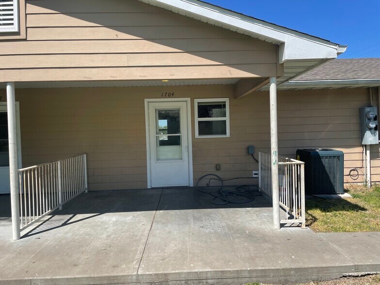 Building Photo - 1704 E 5th St