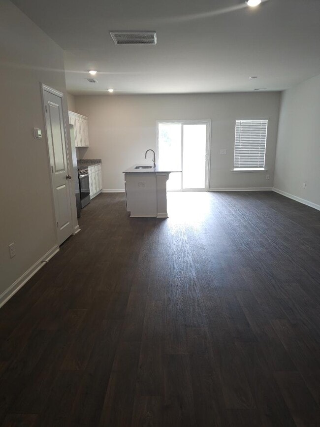 Building Photo - 102 Lowland Dr