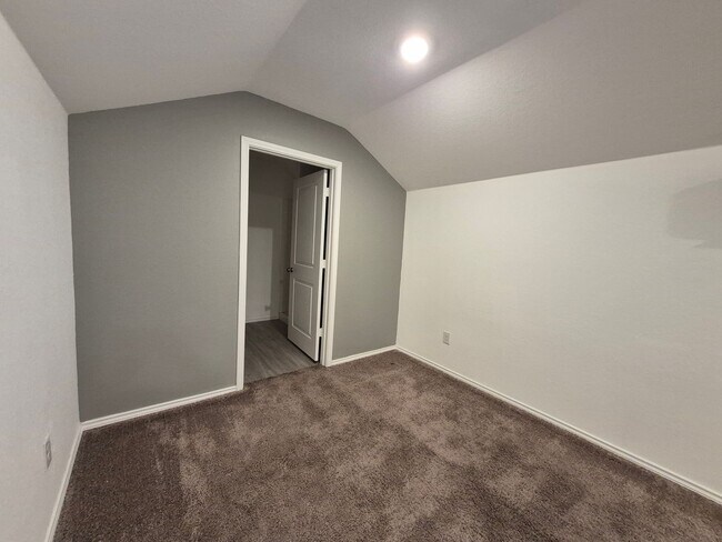 Building Photo - 6930 Elm Cv