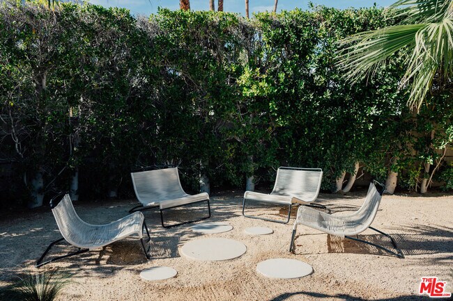 Building Photo - 922 E Anza Dr