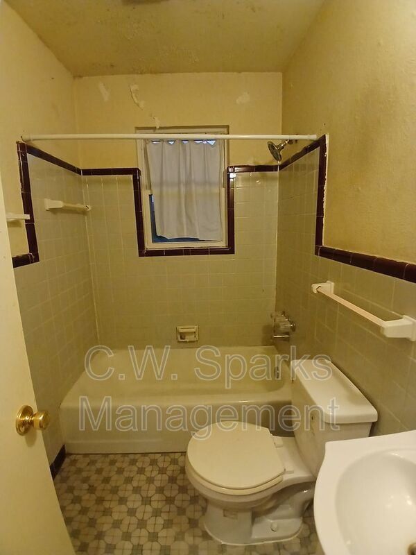 Building Photo - 3015 Avon St