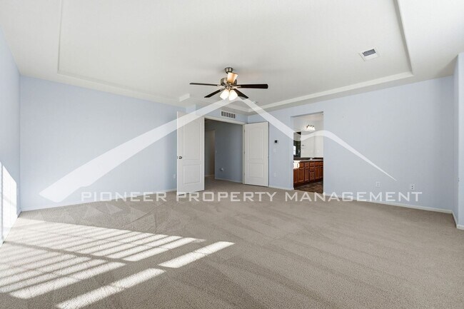 Building Photo - Gorgeous Home with Central AC and Washer/D...