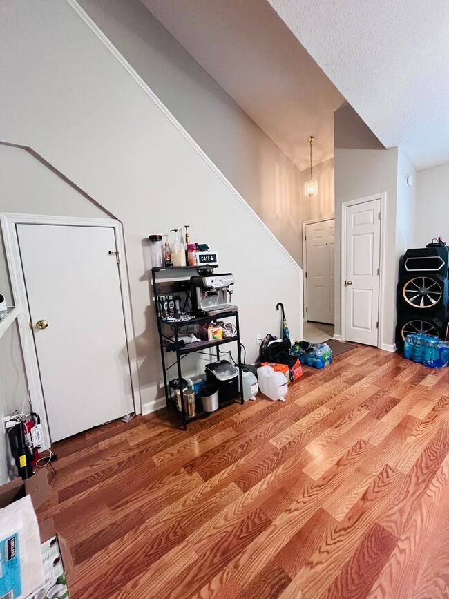 Building Photo - 3 BR/ 2 BA townhome located in Lakeshore E...