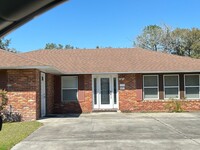 Building Photo - 121 SE Arapahoe Ln