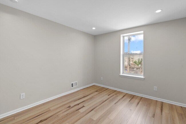 Building Photo - 2532 E Fayette St