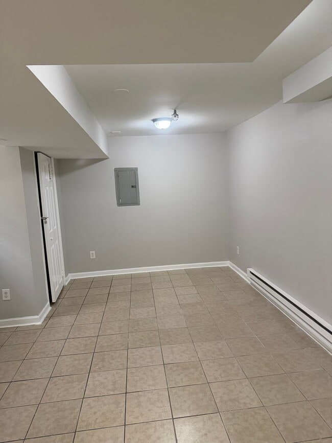 Building Photo - 326 1/2 Laurel Ave