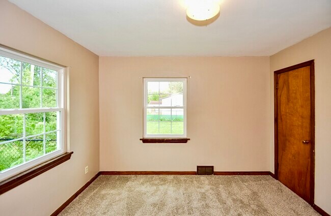 Building Photo - 1608 S Freedom Ave